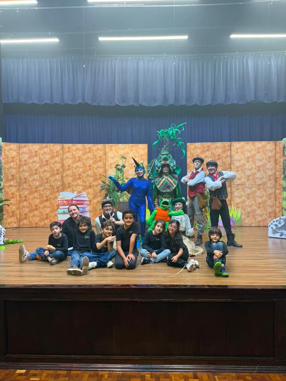 Alumnos de Colegio Hélice en una obra de teatro
