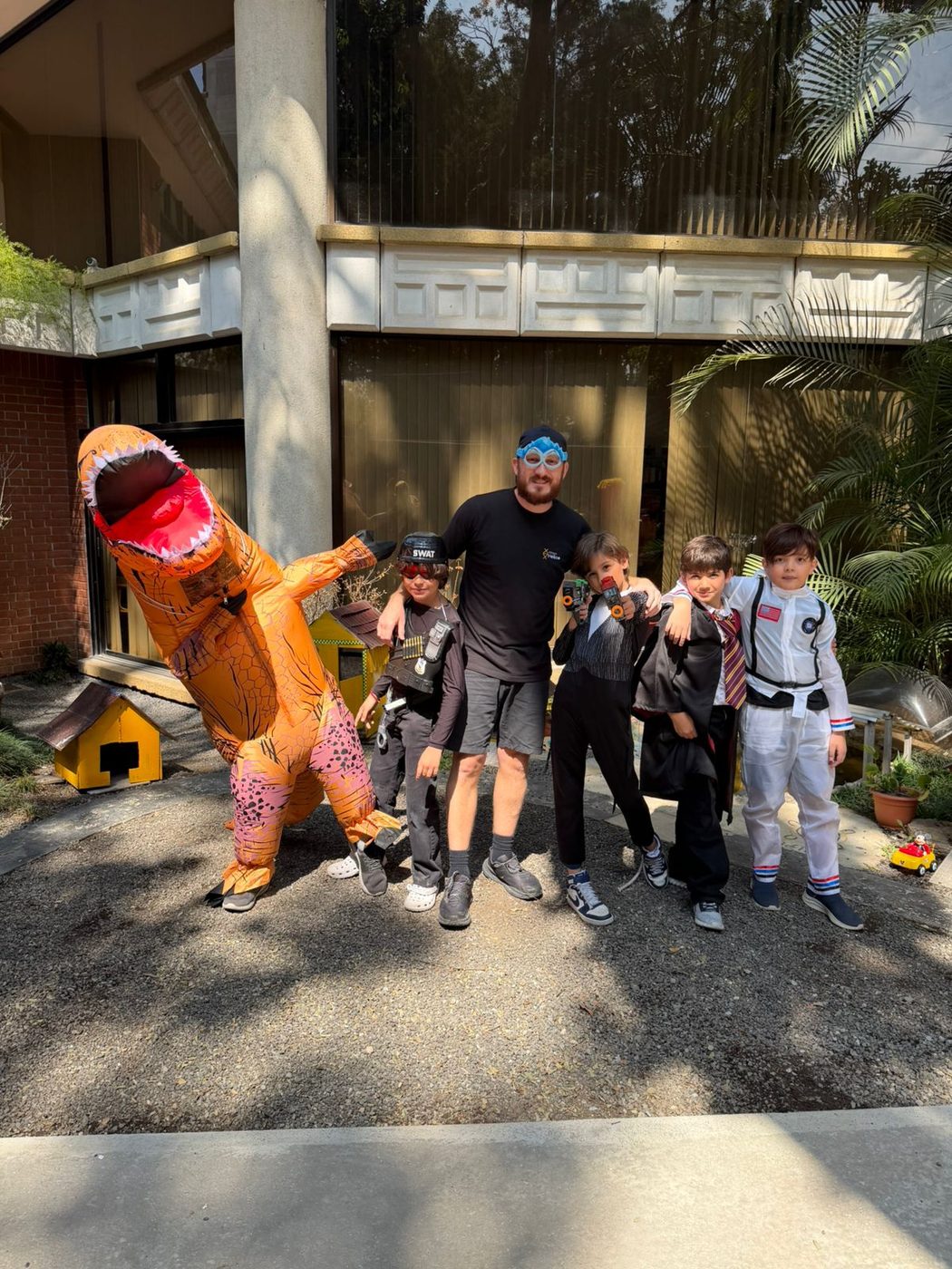 Actividad temática con disfraz de dinosaurio en Colegio Hélice