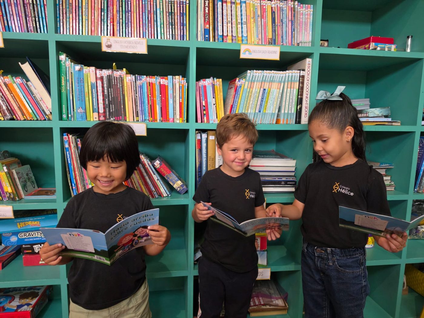 Alumnos de Colegio Hélice leyendo en la biblioteca