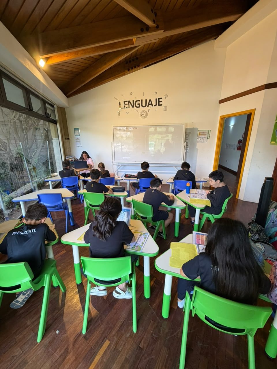 Clase de lenguaje en Colegio Hélice