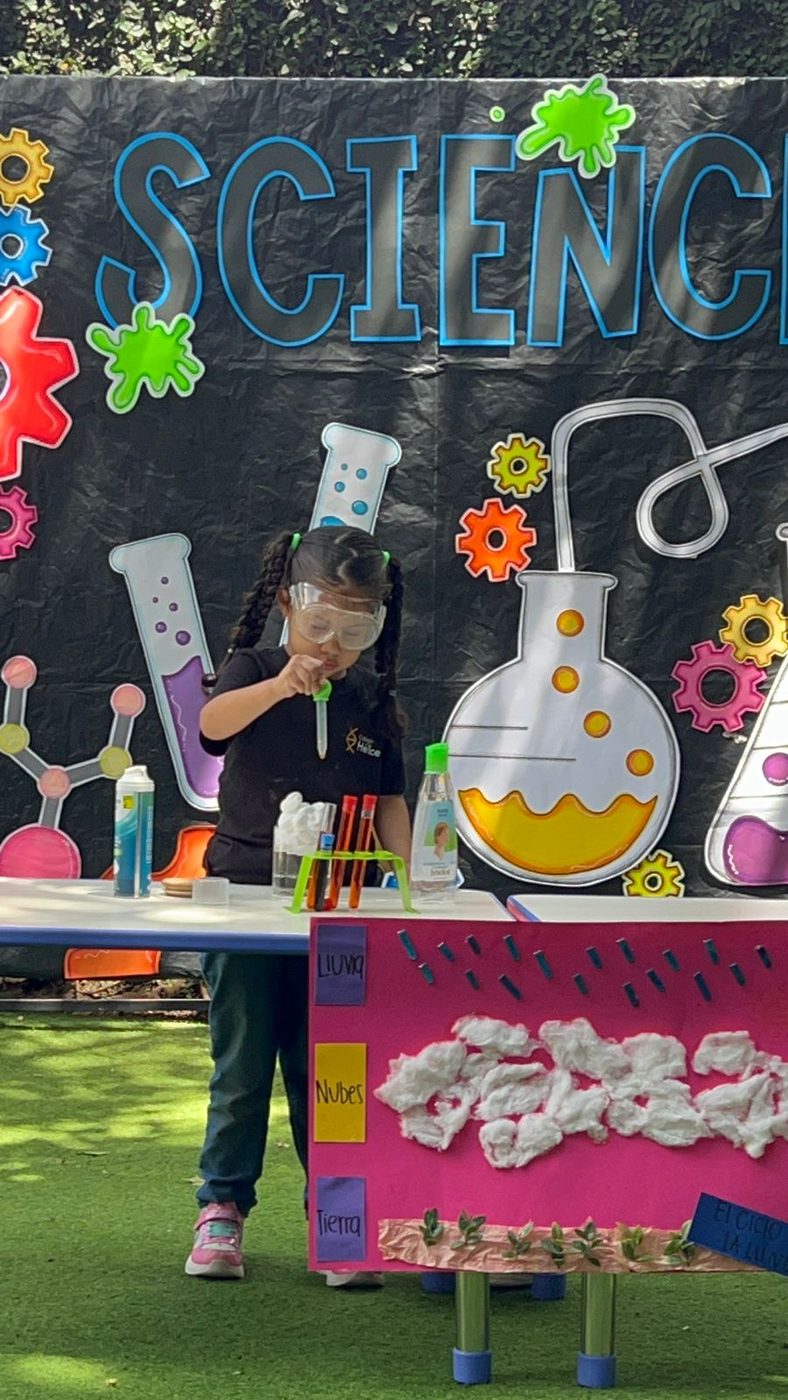 Alumna de Colegio Hélice en la feria de ciencias