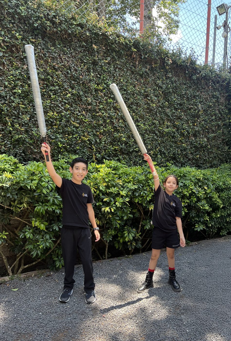 Alumno de Colegio Hélice en una actividad al aire libre