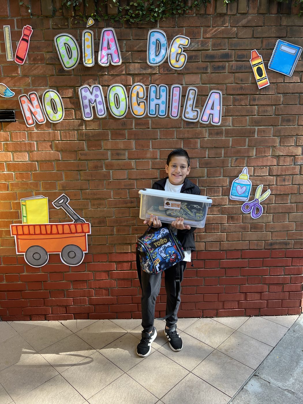 Alumno de Colegio Hélice en el Día de No Mochila