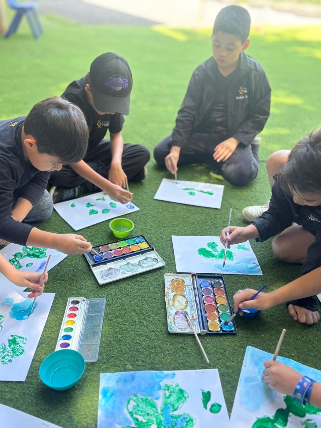 Alumnos de Colegio Hélice pintando al aire libre