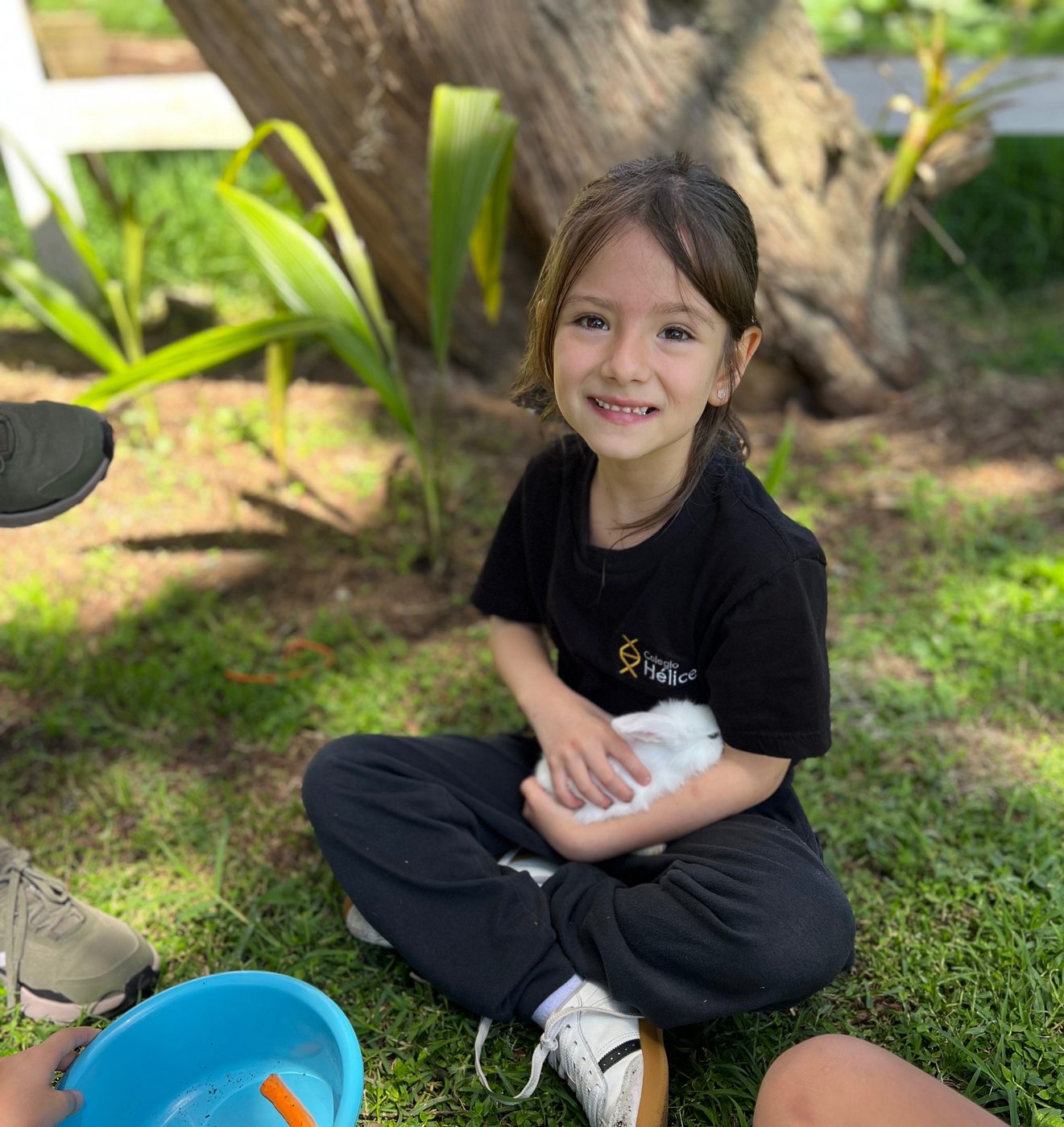 Alumna de Colegio Hélice en una actividad en el jardín