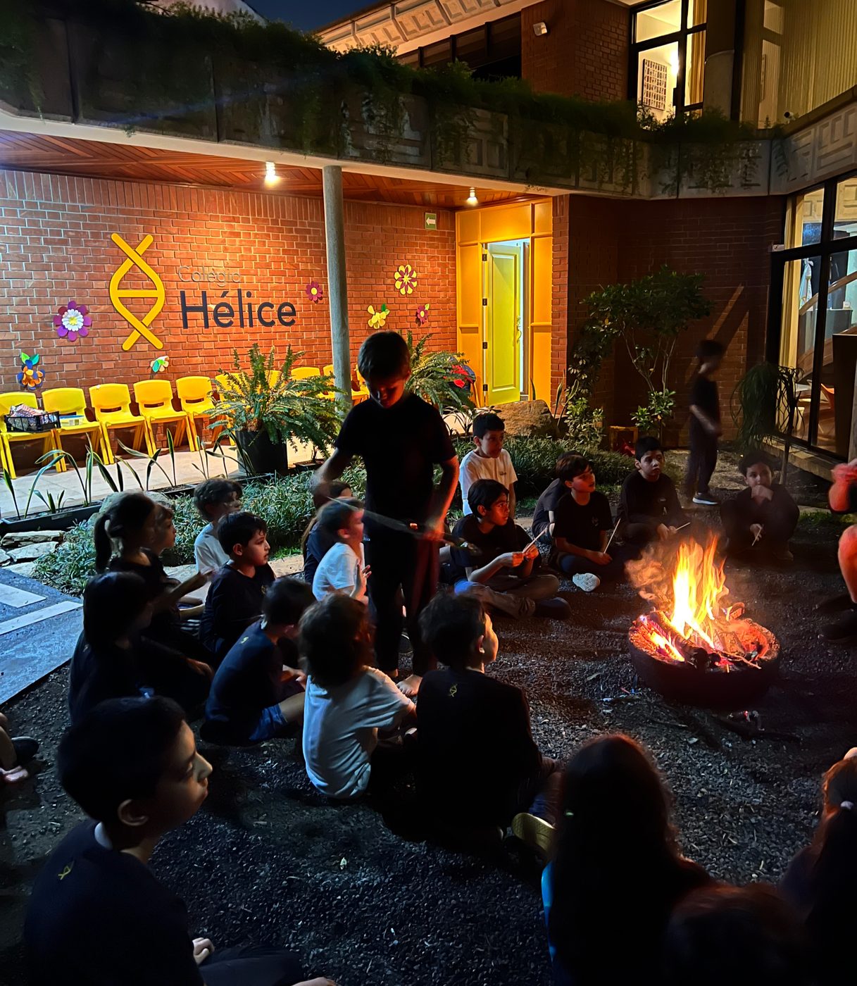 Alumnos de Colegio Hélice alrededor de una fogata