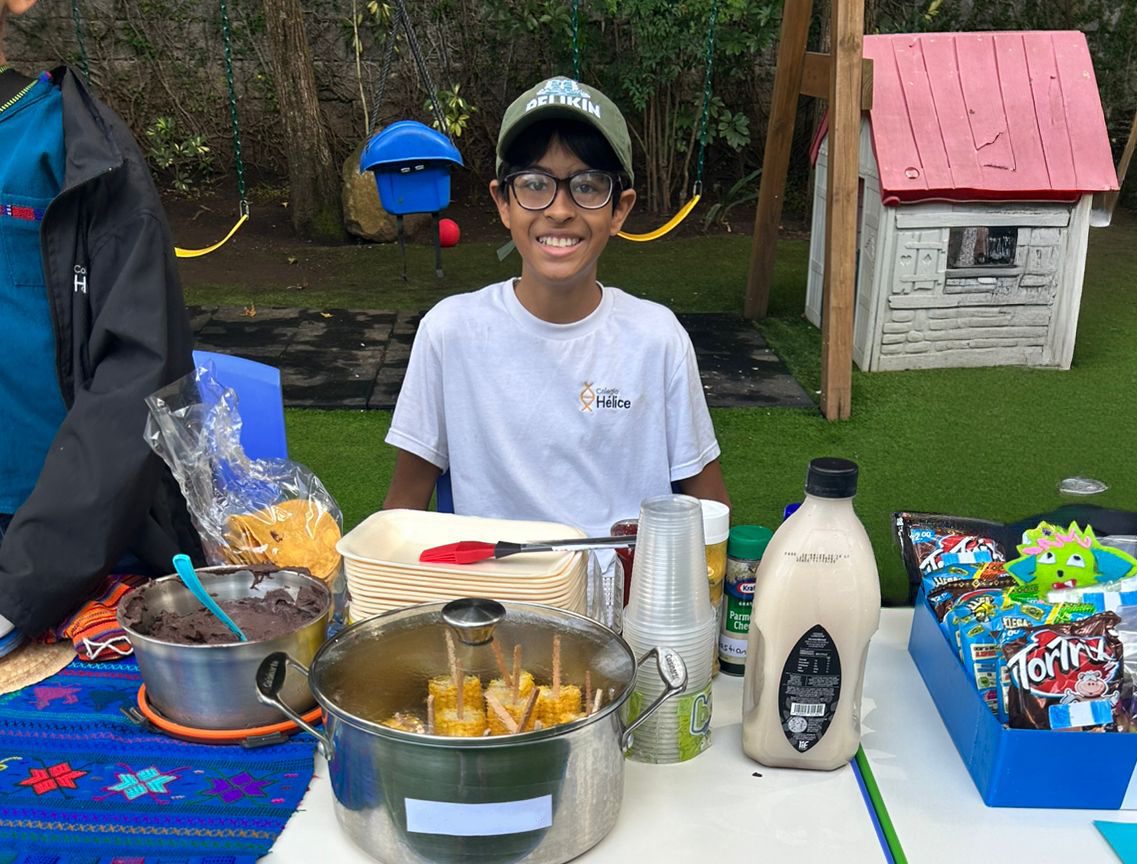 Alumno de Colegio Hélice en actividad de microeconomía