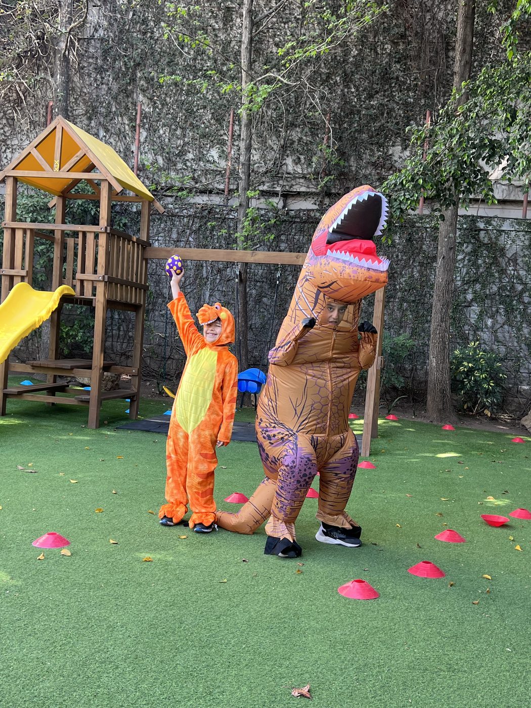 Actividad temática con disfraz de dinosaurio en Colegio Hélice