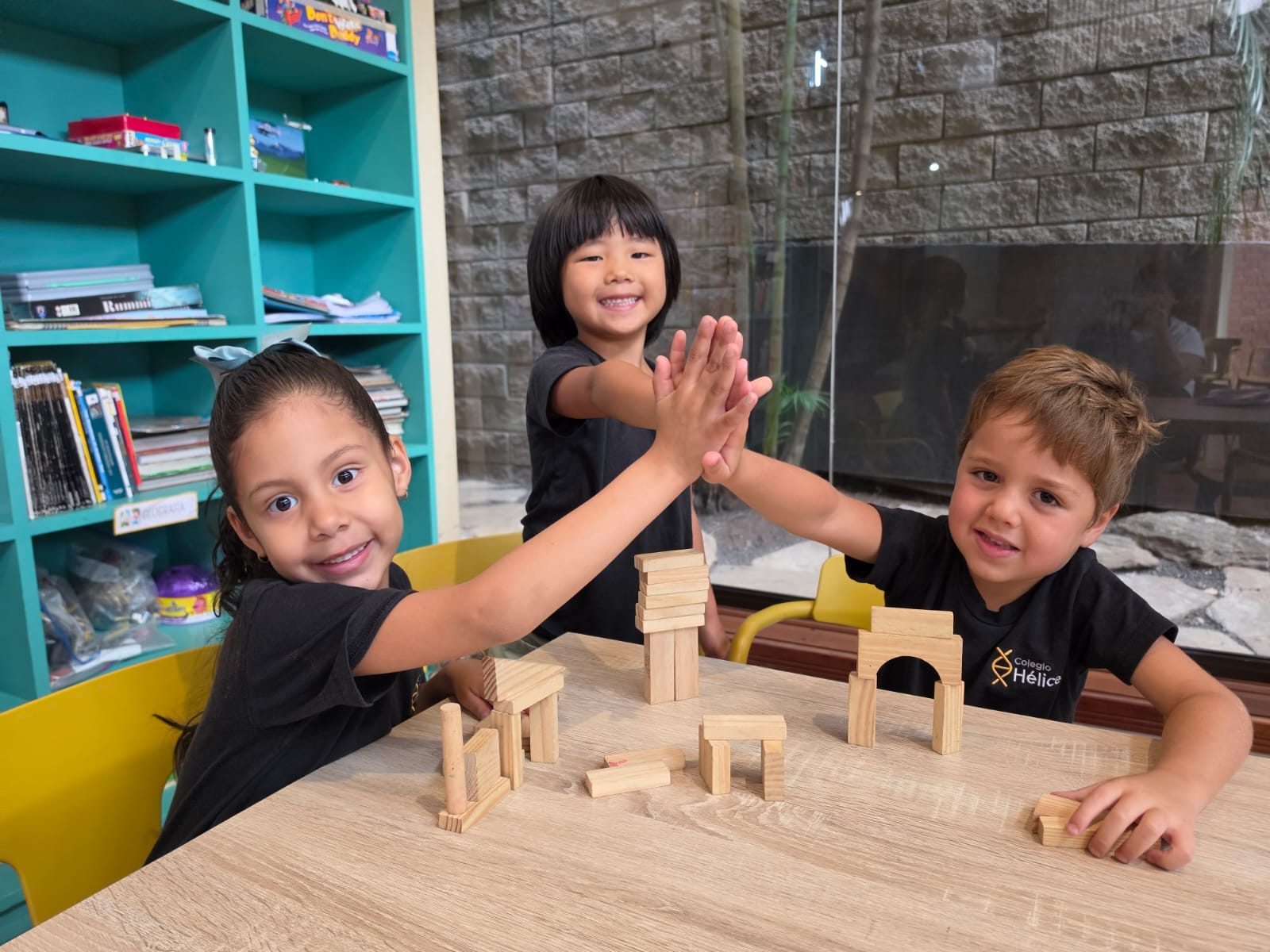Alumnos de Colegio Hélice construyendo con bloques